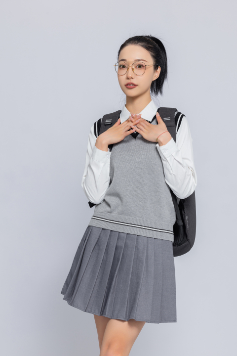 背双肩包的女学生高清图版权图片下载