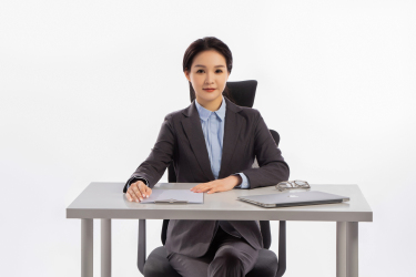 办公桌前的女领导图