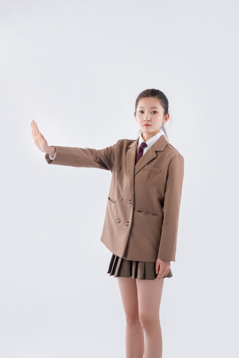 近景实拍女学生高清图版权图片下载