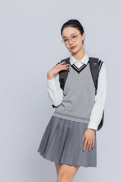 背着双肩包单手搭肩的女学生高清图