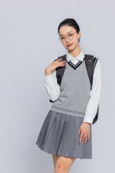 背着双肩包单手搭肩的女学生高清图