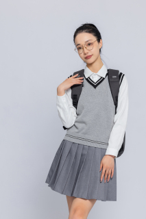 背着双肩包单手搭肩的女学生高清图