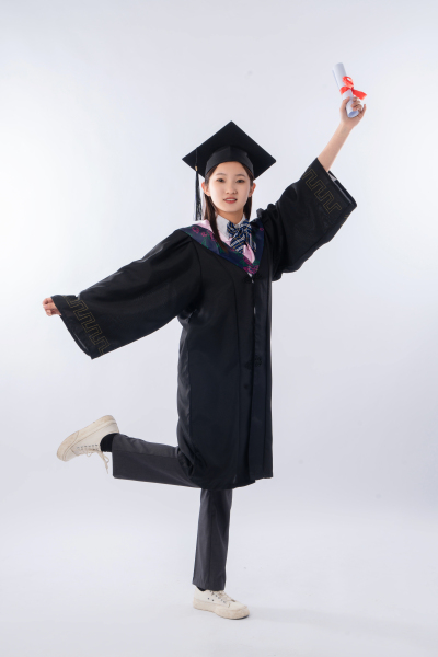 开心的毕业女学生摄影图