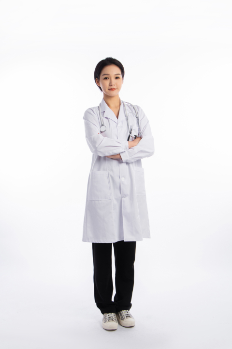 白色服装医生双手环抱胸前高清图版权图片下载