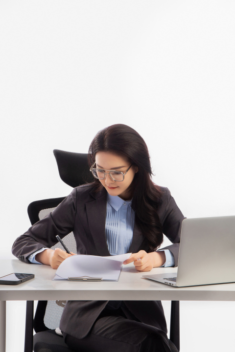 看报告的女性员工图版权图片下载