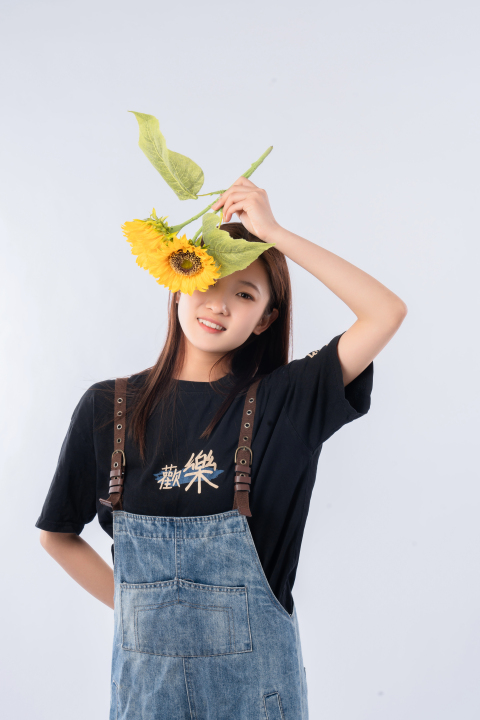 调皮可爱的女孩写真图版权图片下载