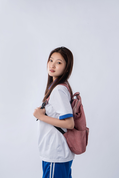 粉色背包女孩摄影图版权图片下载