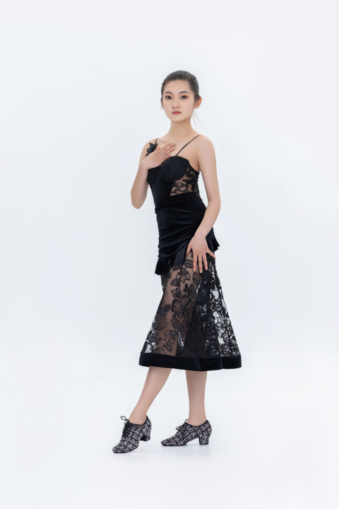 美丽舞者浓黑蕾丝服装搭配摄影图版权图片下载