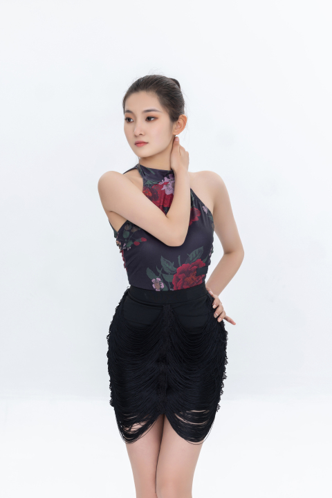 女生独舞近景实拍图版权图片下载