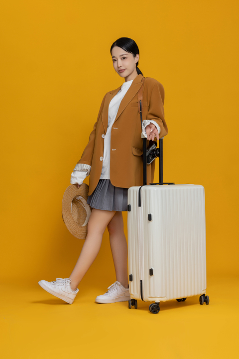 拉着行礼箱的女生高清图版权图片下载