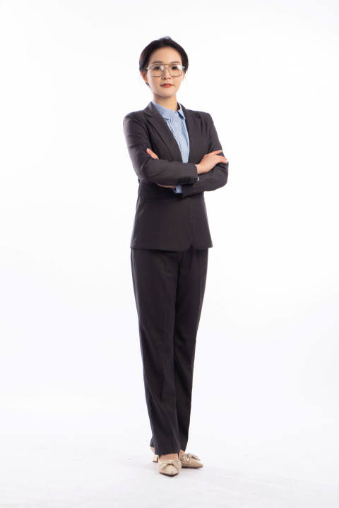 站立的双手交叉放在胸前的女性高清图版权图片下载