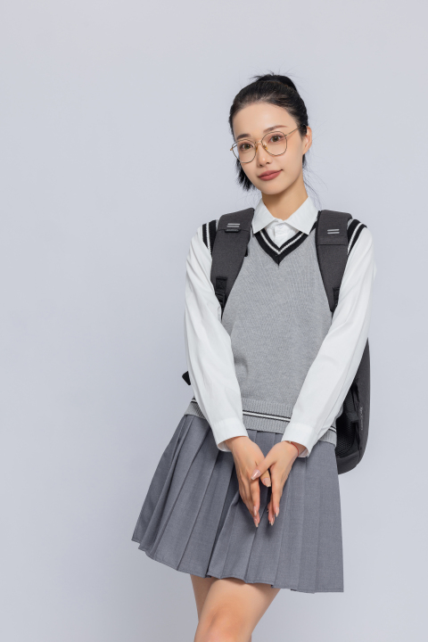 双肩背包的女学生高清图版权图片下载