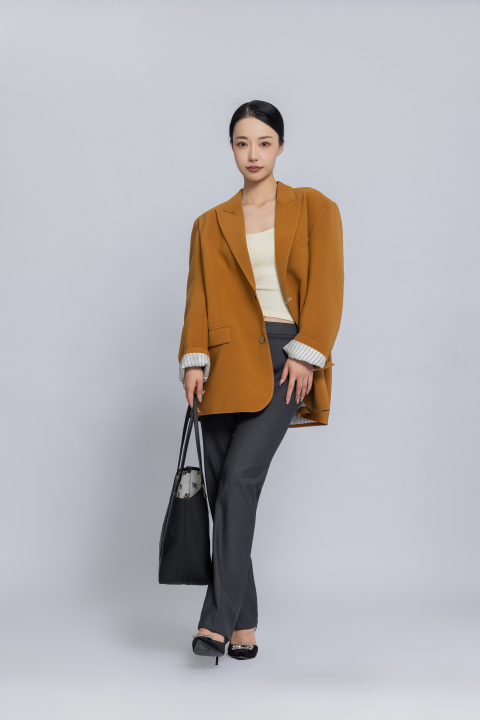 酷酷的西服女教师高清图版权图片下载
