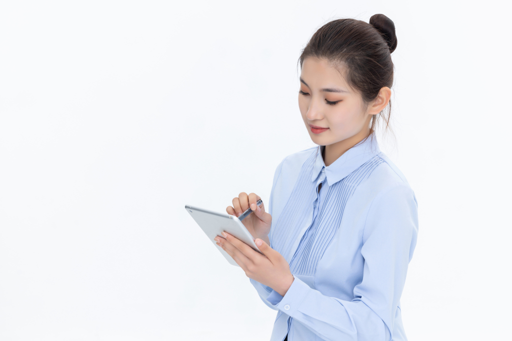 行政正在记录资料高清图版权图片下载