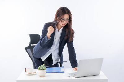 努力办公的女教师实拍图