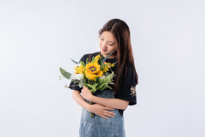 低头看花的女孩写真图