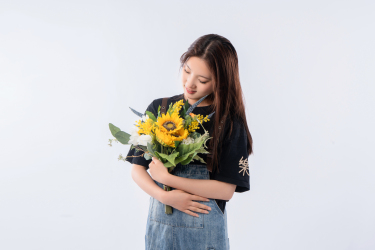 低头看花的女孩写真图