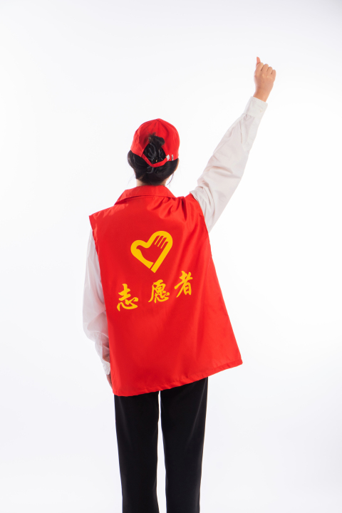 有爱心的青年志愿者实拍图版权图片下载