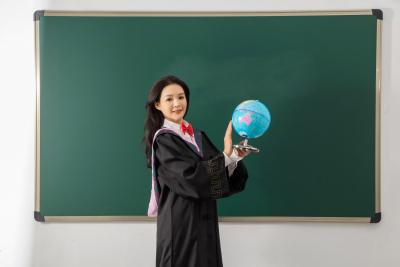 拿地球仪的毕业女生高清图