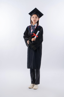 优秀女学生毕业摄影图