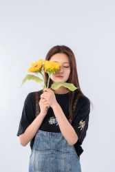 向日葵女孩摄影图