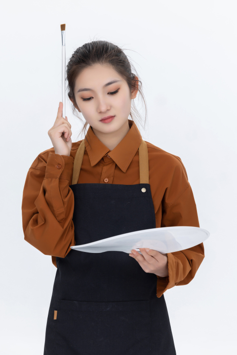 女老师认真画画高清图版权图片下载