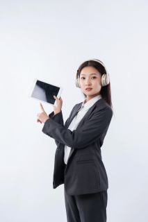 听录音的女教师高清图