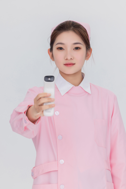 女护士测量体温实拍图版权图片下载