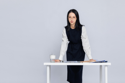 站在白色讲桌面前的老师高清图