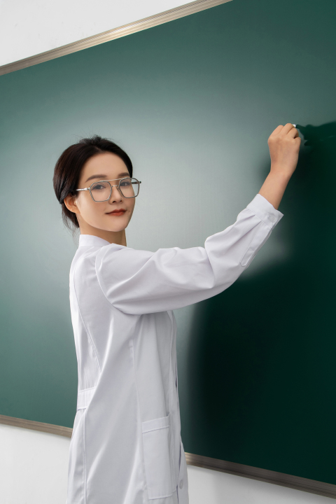 上课中的女教师实拍图版权图片下载