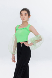 舞蹈女孩单手掐腰高清图