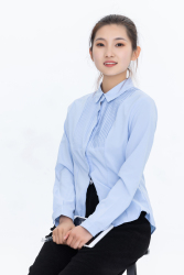 年轻的女员工近景高清图