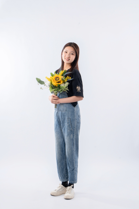 远拍女孩手捧鲜花图版权图片下载