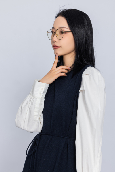 戴眼镜的中学教师高清图