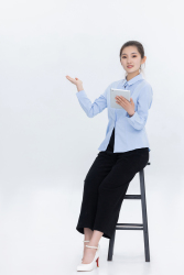扎丸子头的女员工高清图