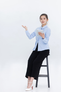 扎丸子头的女员工高清图