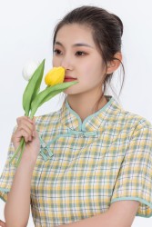 礼仪手持鲜花美丽写真图