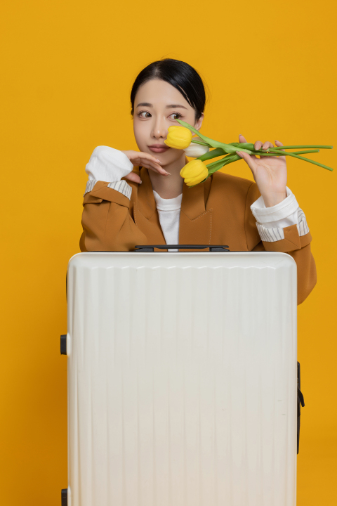 拿着花束的美丽女生高清图版权图片下载