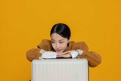 趴在行李箱上的乖巧女生高清图