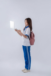 电脑教学的女孩图片