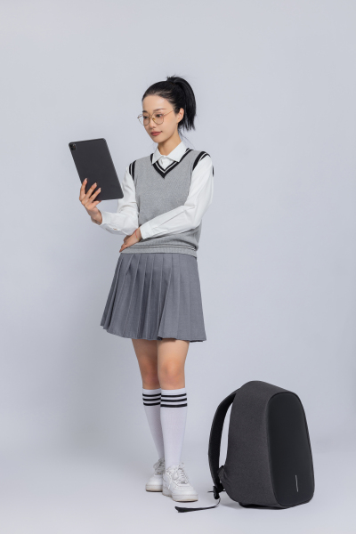 认真读书的女学生高清图