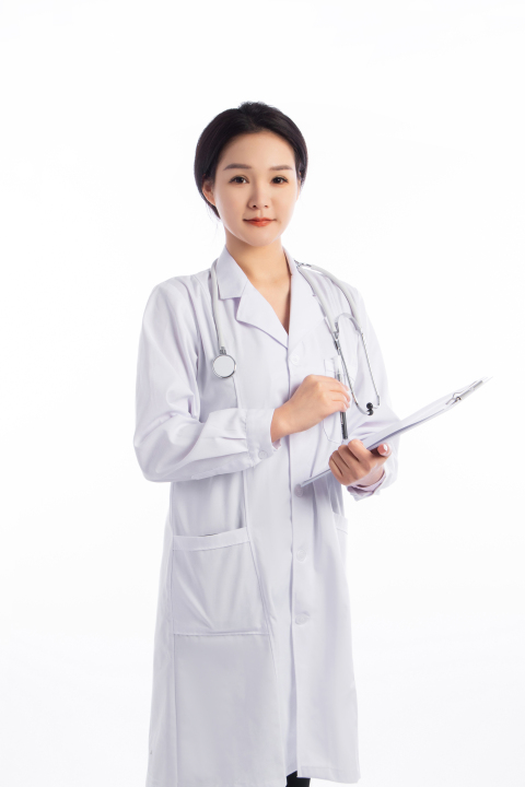 白色工装女医生拿资料职业照实拍图版权图片下载