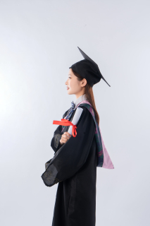 毕业的女大学生侧面照