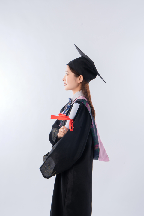毕业的女大学生侧面照版权图片下载
