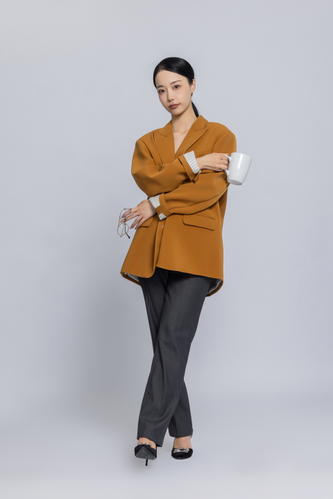 摆姿势拍照的女教师高清图版权图片下载