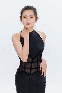 漂亮的女舞蹈生近景实拍图