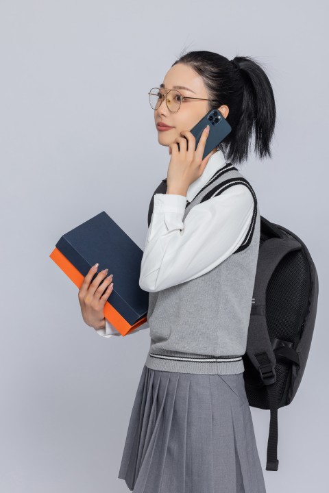 接听手机走路的女学生实拍图版权图片下载