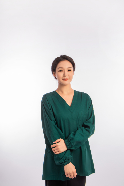 工作结束的女医生形象照高清图版权图片下载