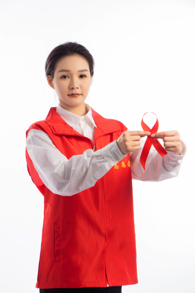 手拿红色爱心彩带的义工高清图