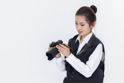 在拍照的女摄影师高清图